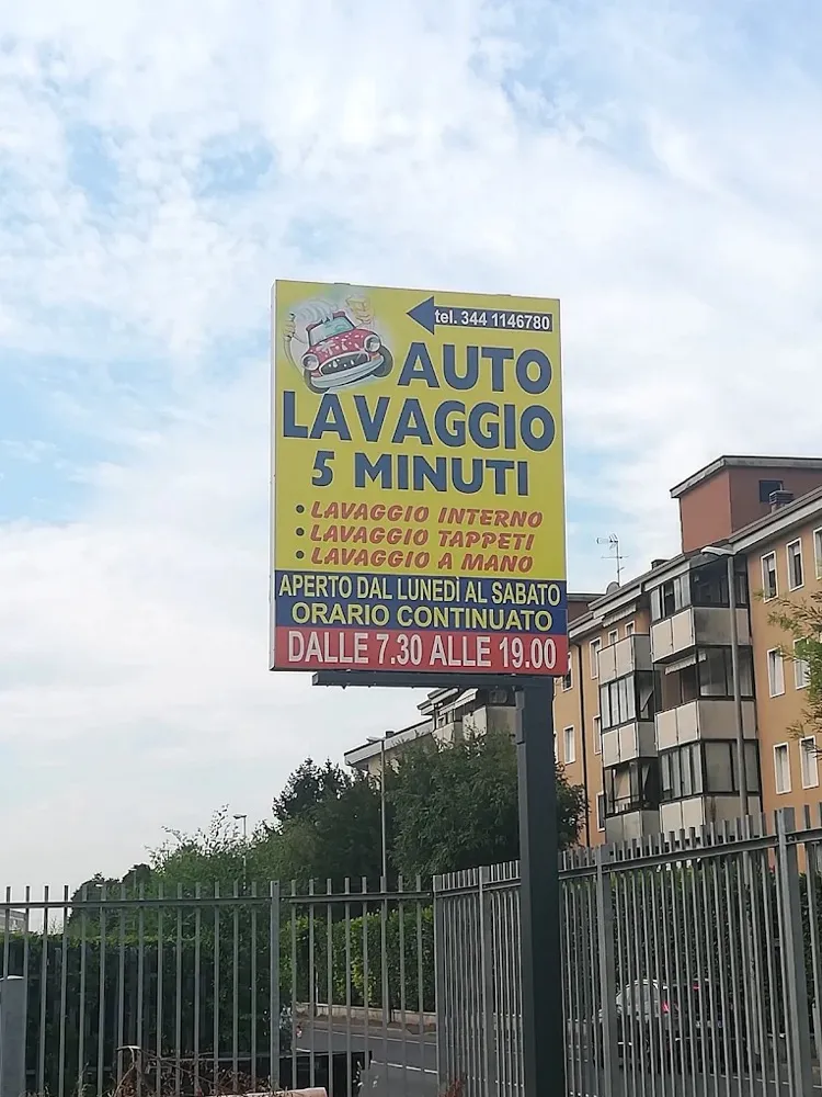 Il cartello giallo dell'Autolavaggio 5 Minuti: lavaggio interno, tappeti e a mano, aperto dal lunedì al sabato dalle 7.30 alle 19.00