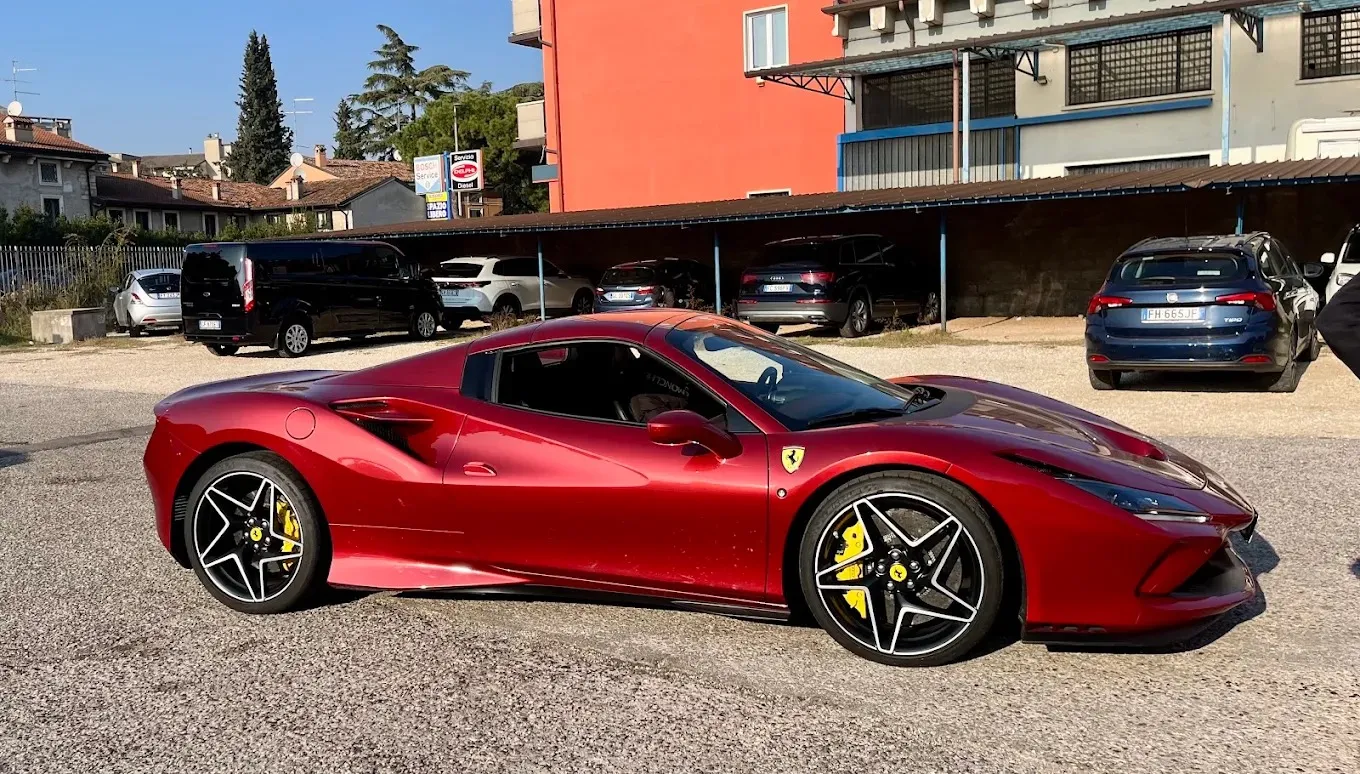Ferrari F8 Spider rossa sul piazzale dopo il lavaggio