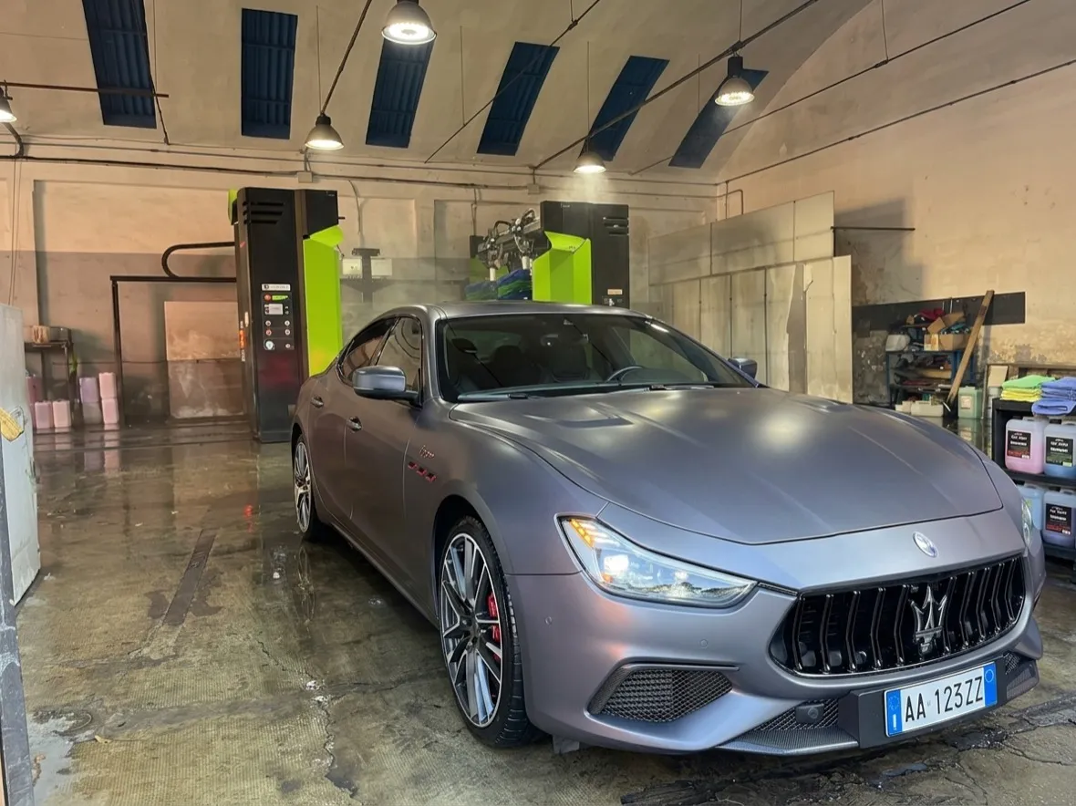 Maserati Ghibli grigio opaco nel box di lavaggio