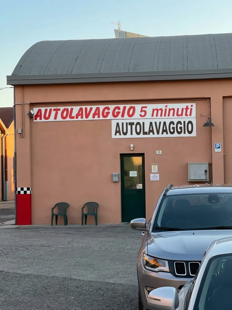 Ingresso dell'Autolavaggio 5 Minuti in Via Roveggia, con l'insegna rossa e bianca sul capannone