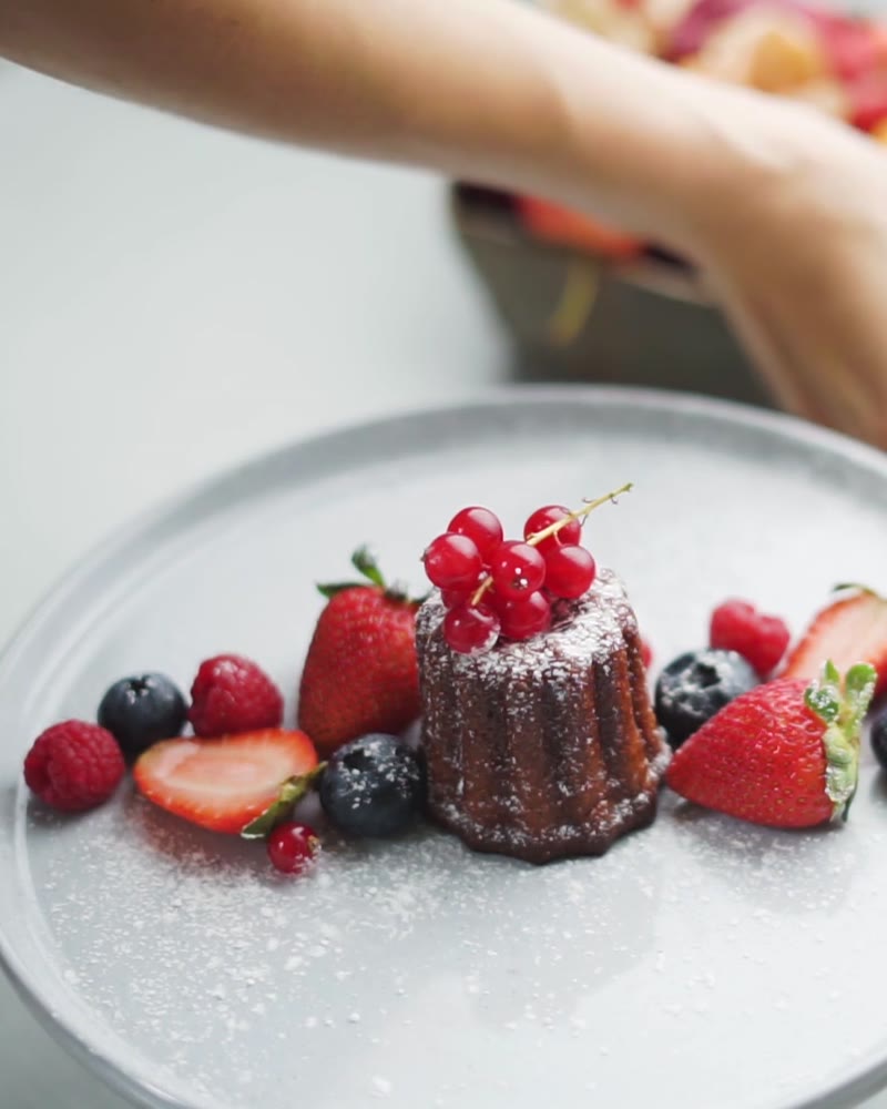 Un tortino al cioccolato con frutti di bosco