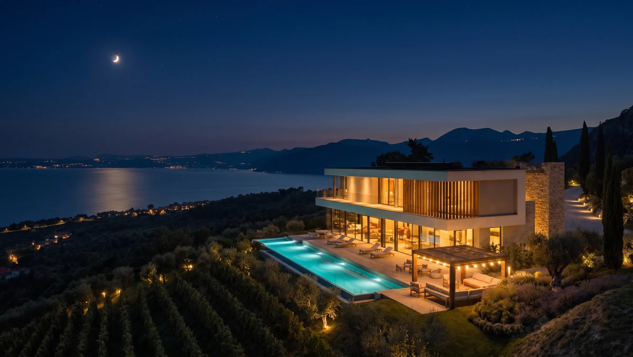 Villa Aurea di notte con le luci accese