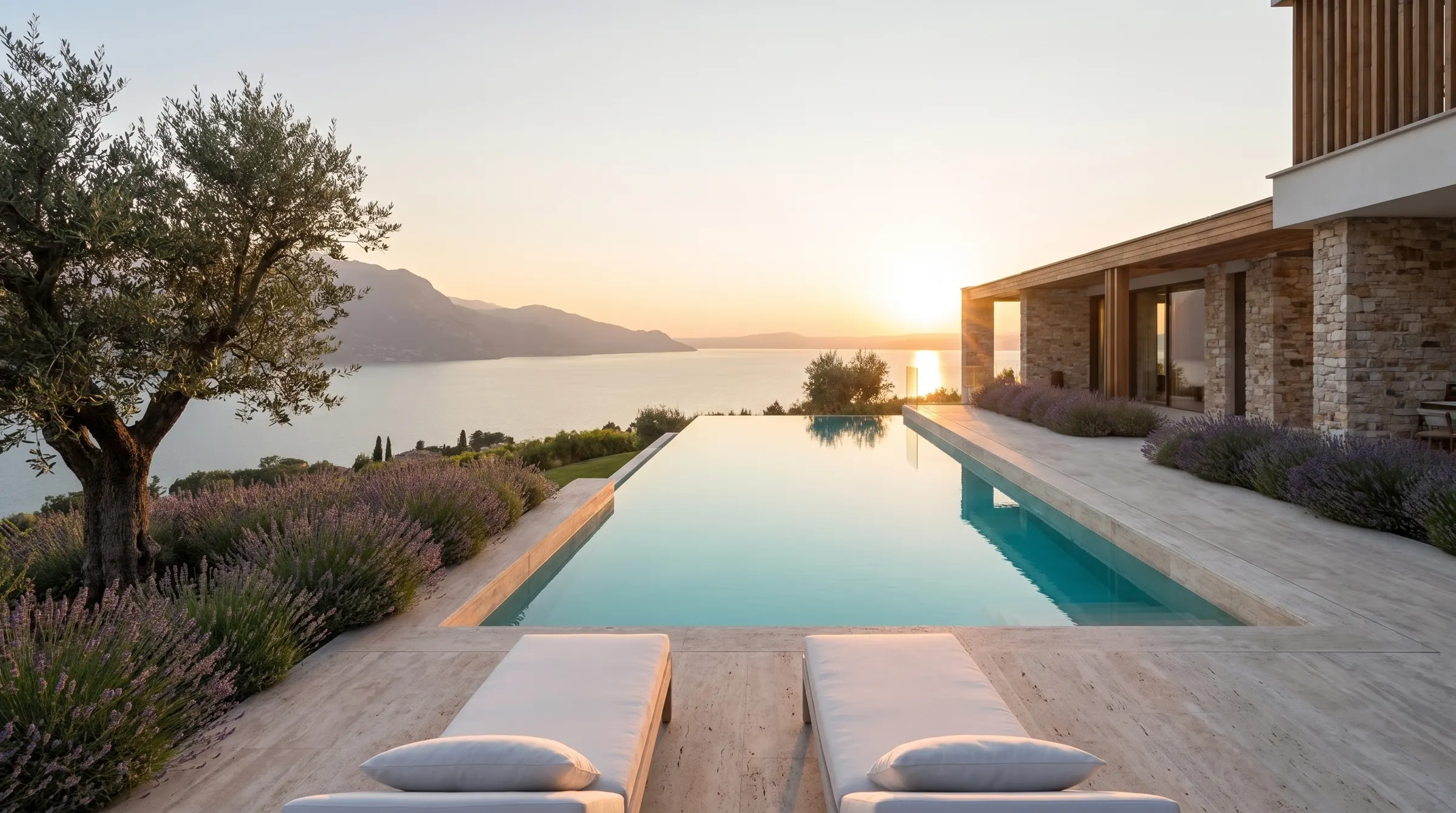 Piscina a sfioro con vista sul Lago di Garda al tramonto